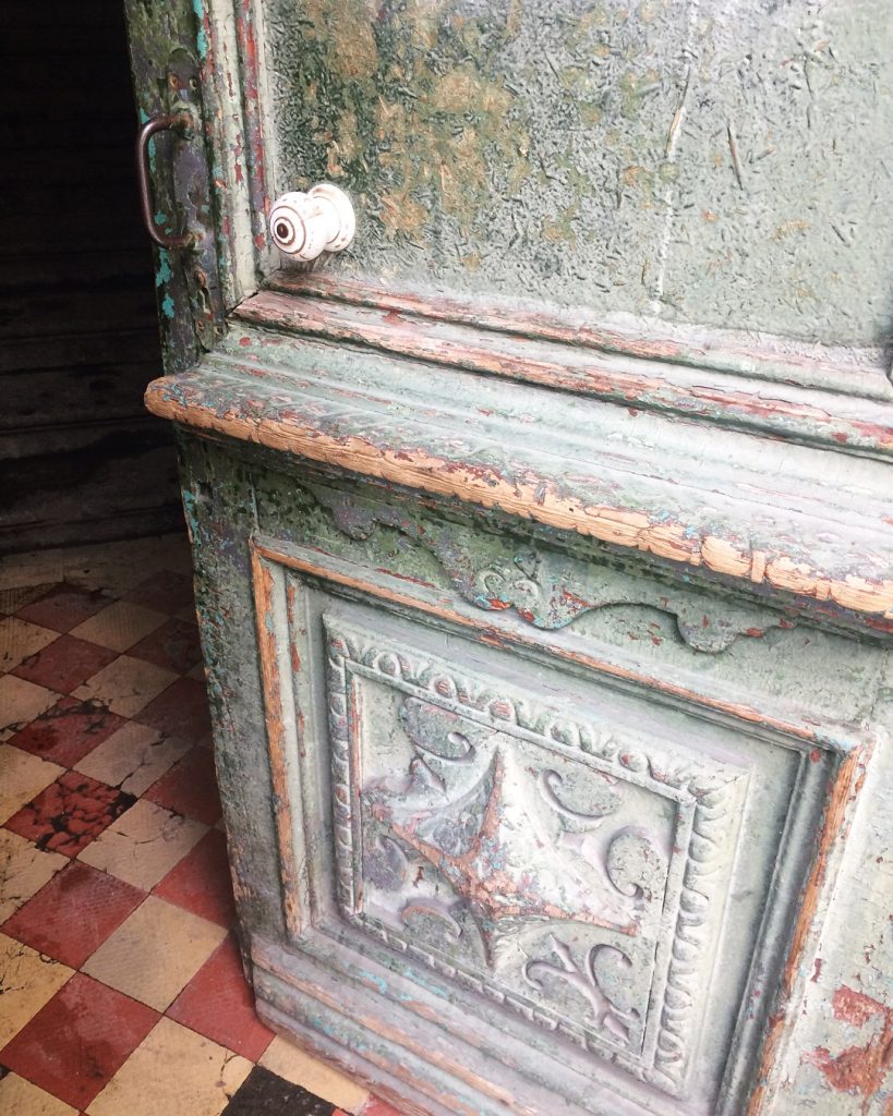 Hidden Backyards in Kyiv: beautiful ruination