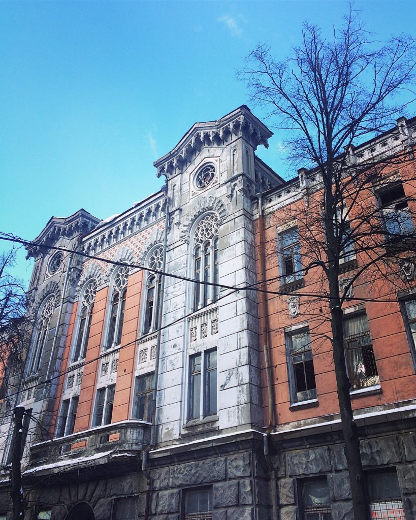 Hidden Backyards in Kyiv: beautiful ruination